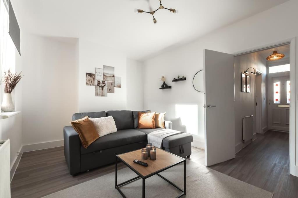Beautiful 4 Bedroom House ريدينج المظهر الخارجي الصورة
